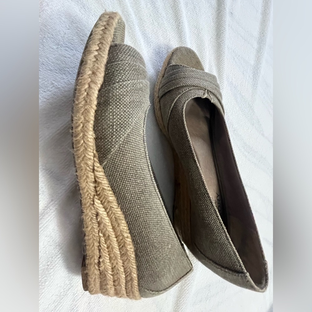 Life Stride Tan Wedges